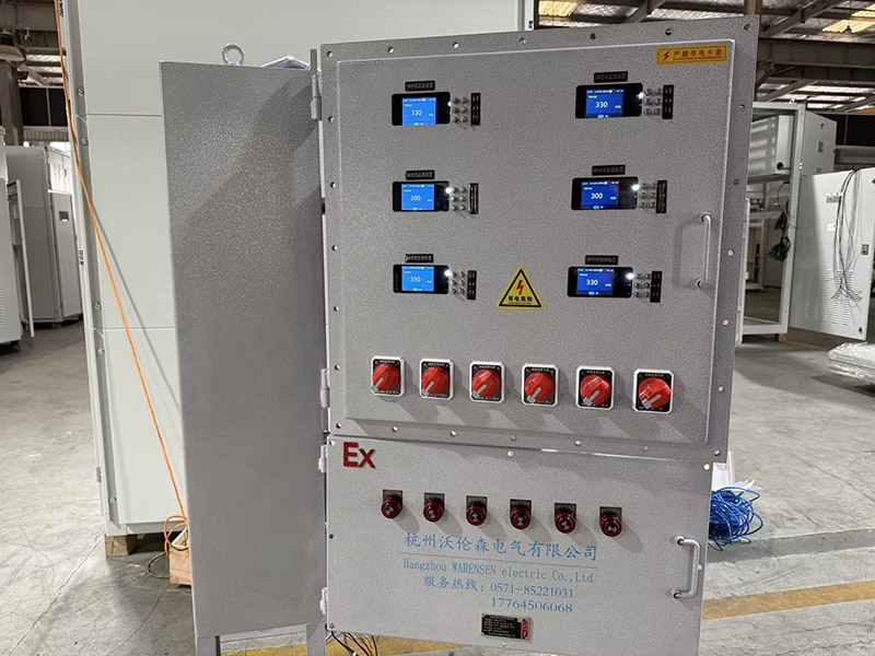 控制屏前玻璃门为防爆玻璃，柜内内有防爆护罩